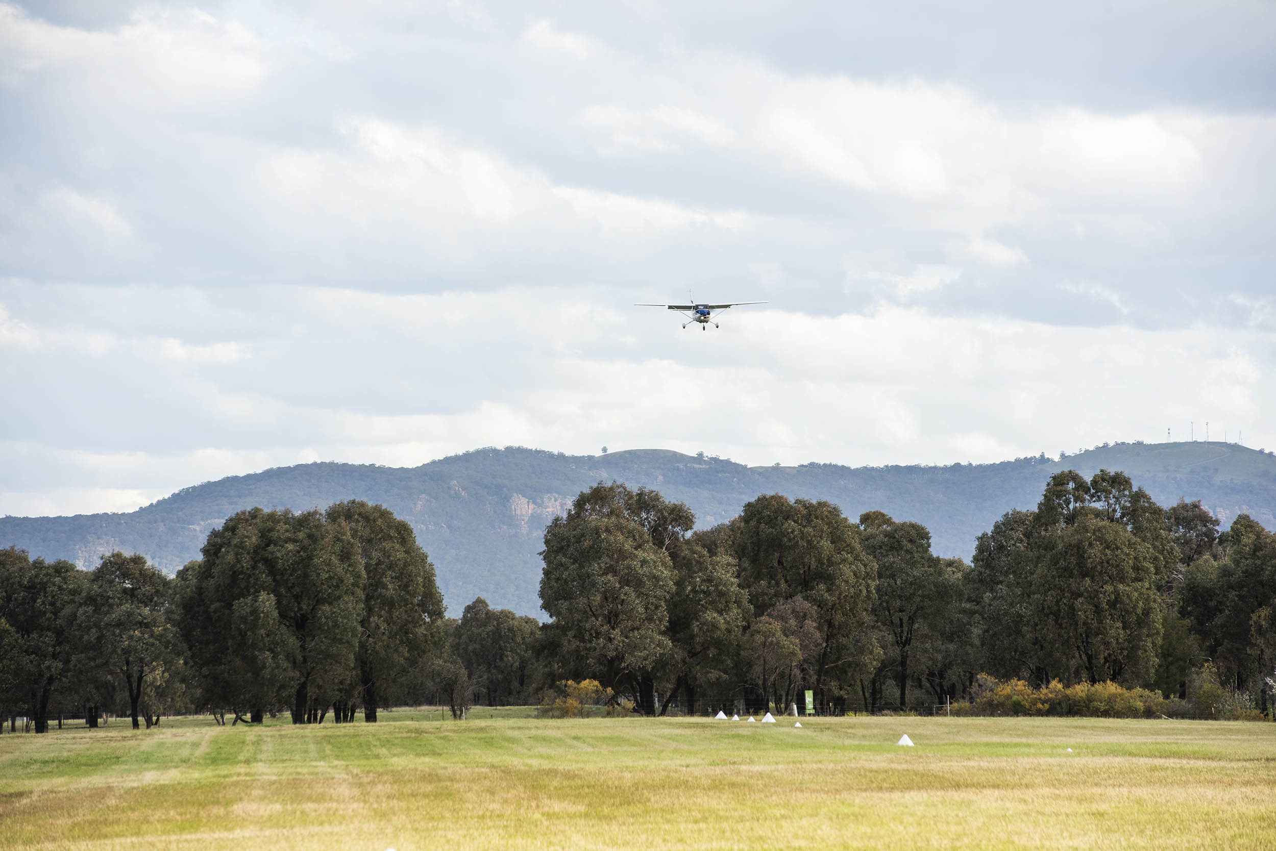 fly-runway-airpark-aerodrome-runway-hangar